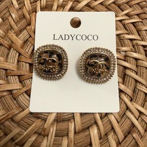 NWT LADY COCO CC pair of Gold-Toned Leopard Print Stud Earrings & Paris Text